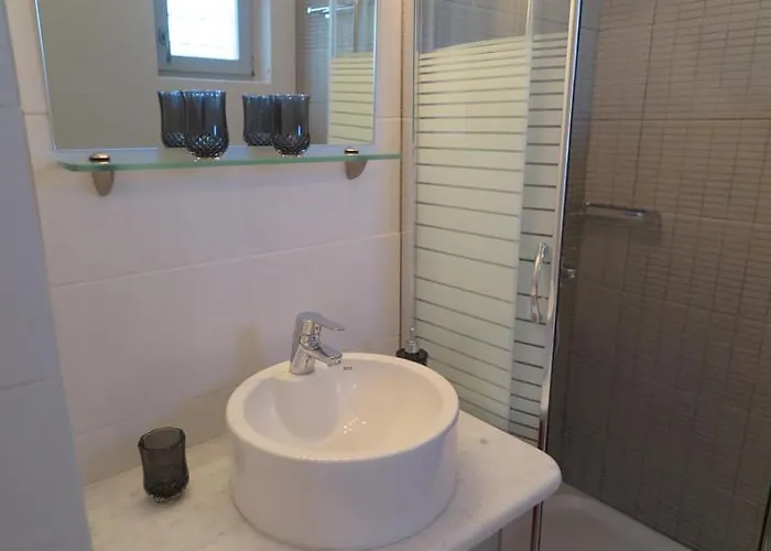 Afroditi & לוגאראס